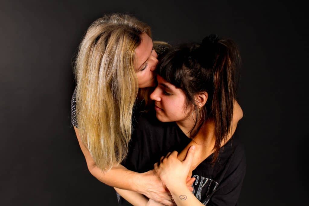 Bisou femmes rendez-vous amoureux lgbt