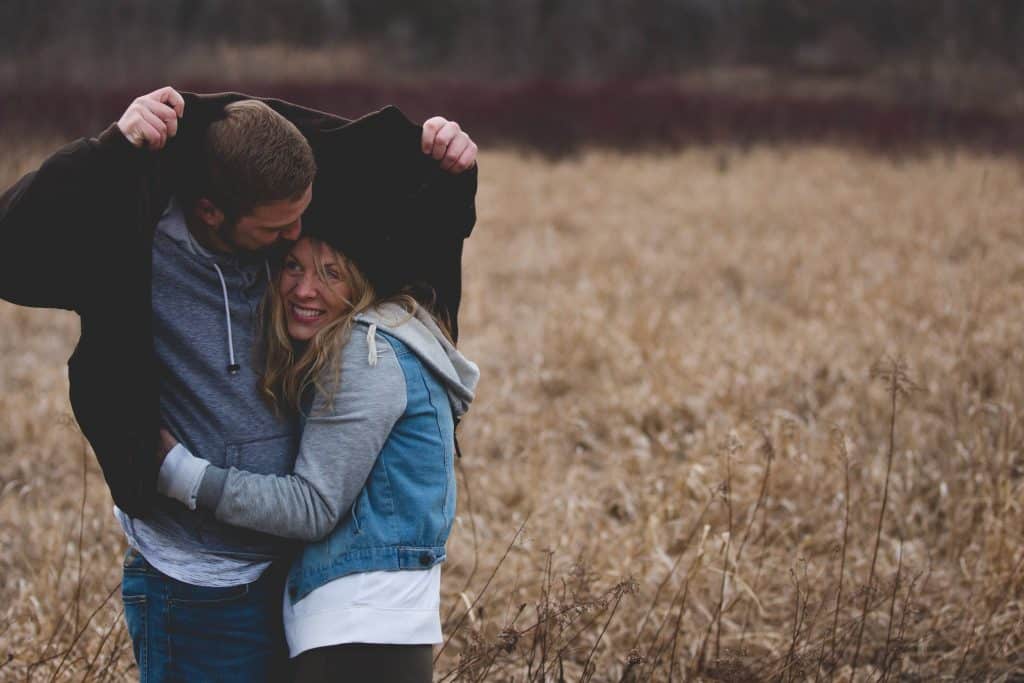 Rendez-vous amoureux homme femme à l'extérieur